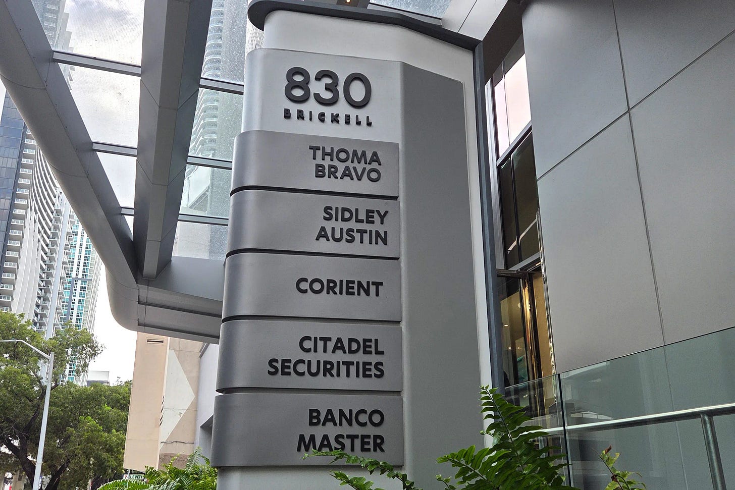 O Banco Master é inquilino do edifício de escritórios 830 Brickell, no distrito financeiro de Miami.