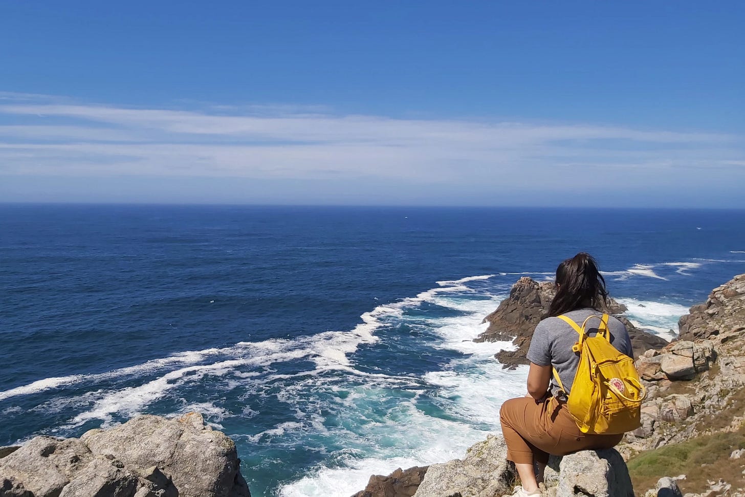 camino faros etapa 5 muxia lires cabo tourinan peregrina mochila paisaje olas acantilado