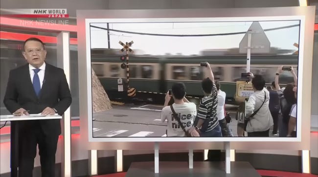Journal télévisé de NHK World, où le présentateur fait une mine franchement consternée à côté des images montrant le passage à niveau d'Enoden