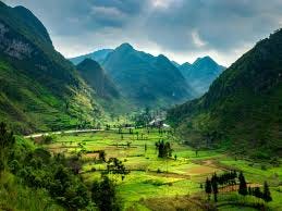 Lush Green Valley in Mountains · Free ...