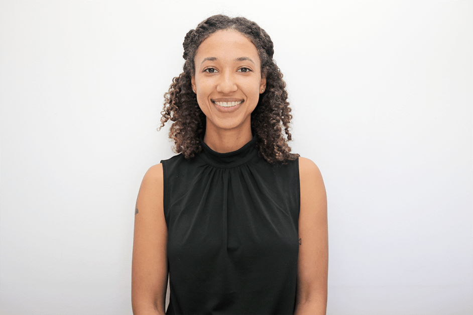 The photo consists of a girl smiling. She is a co-founder of Aula Future.