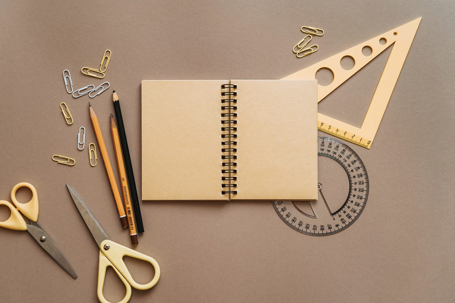 imagen con cuaderno bolis tijeras...