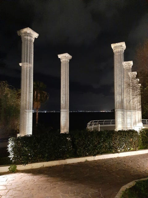 l'atmosfera del lungomare di Reggio Calabria con al fondo le luci di Sicilia