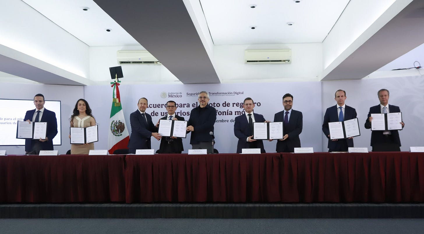 Representantes de las empresas Telcel, AT&T, Movistar, Altán y Bait, en el inicio de las pruebas para identificar líneas telefónicas con CURP, en septiembre de 2025. Foto: Agencia Digital / X https://x.com/AgenciaGobMX/status/1964072210521346161