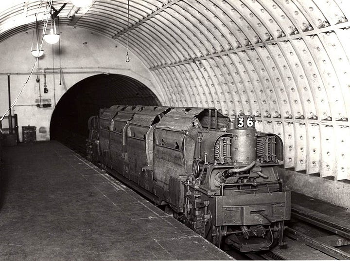 foto della ferrovia postale sotterranea, mostranti addetti postali al lavoro