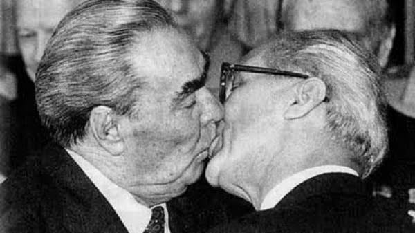 A la izquierda, Leonid Brézhnev, secretario general del Partido Comunista de la Unión Soviética; a la derecha, Erich Honecker, presidente del Consejo de Estado de la República Democrática Alemana, en el célebre “beso fraternal socialista” durante los festejos del 30º aniversario de la RDA, en Berlín Oriental, 1979. Foto/Régis Bossu