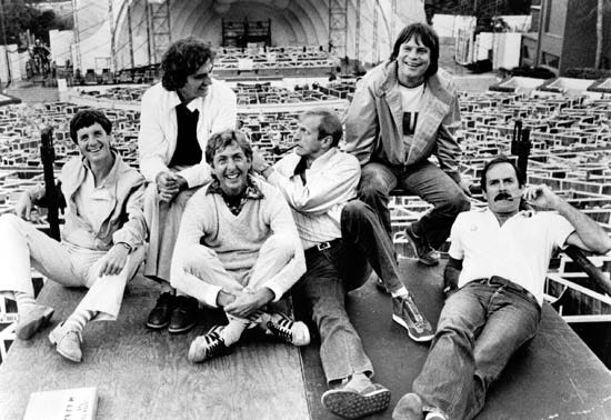 Od lewej do prawej: Michael Palin, Terry Jones, Eric Idle, Graham Chapman, Terry Gilliam i John Cleese