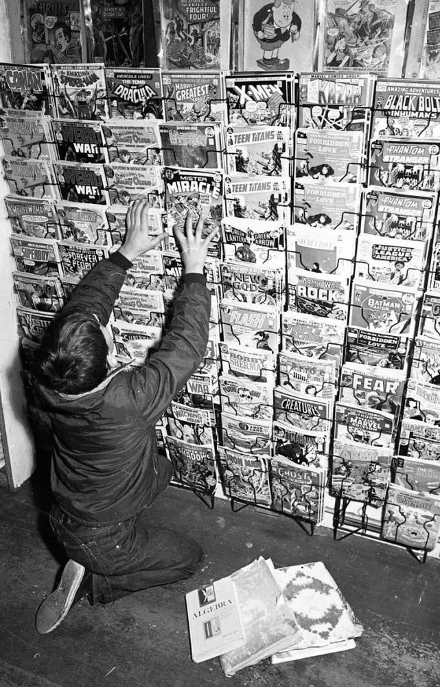 46 Vintage Photos of People Reading Comic Books, Highlighting the Simpler  Times - Geek Universe - Geek | Fanart | Cosplay | Pokémon GO | Geek Memes |  Funny pictures