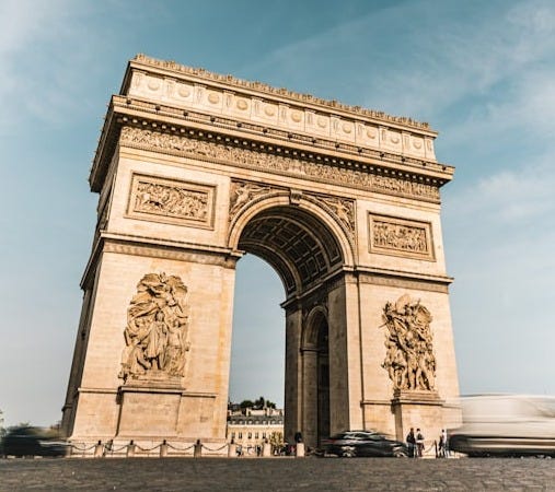 a very tall monument with a sky background