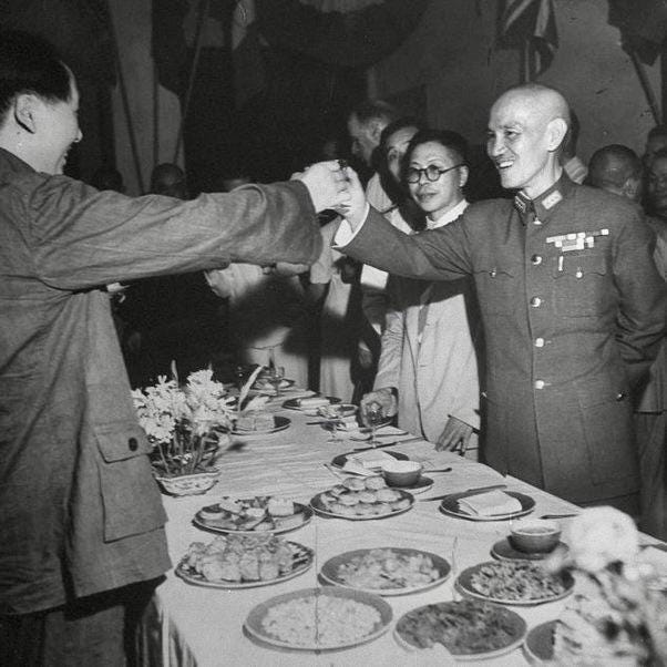 Mao Zedong and Chiang Kai-shek make a toast to celebrate the surrender of  Japan in August 1945. It was the last time the leaders ever met [602 x  602]. : r/HistoryPorn