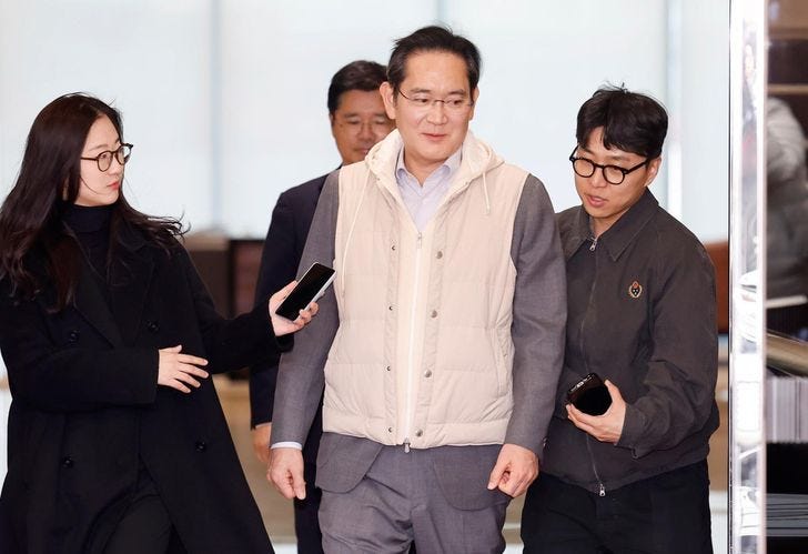 Samsung Electronics Chairman Lee Jae-yong, center, arrives at Gimpo Business Aviation Center in Seoul’s Gangseo-gu on Thursday after returning from a business trip to Europe. Lee wore a padded vest over a suit. Newsis Samsung Electronics Chairman Lee Jae-yong, center, arrives at Gimpo Business Aviation Center in Seoul’s Gangseo-gu on Thursday after returning from a business trip to Europe. Lee wore a padded vest over a suit. Newsis