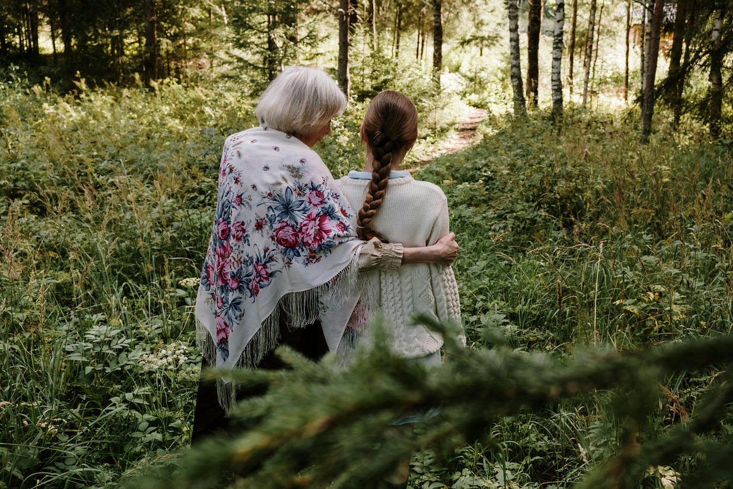 oma mit enkelin im wald