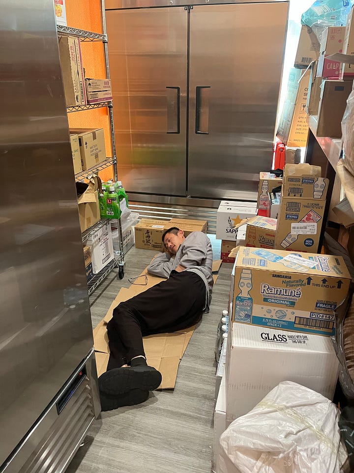 盛虎在美国的餐厅洗碗