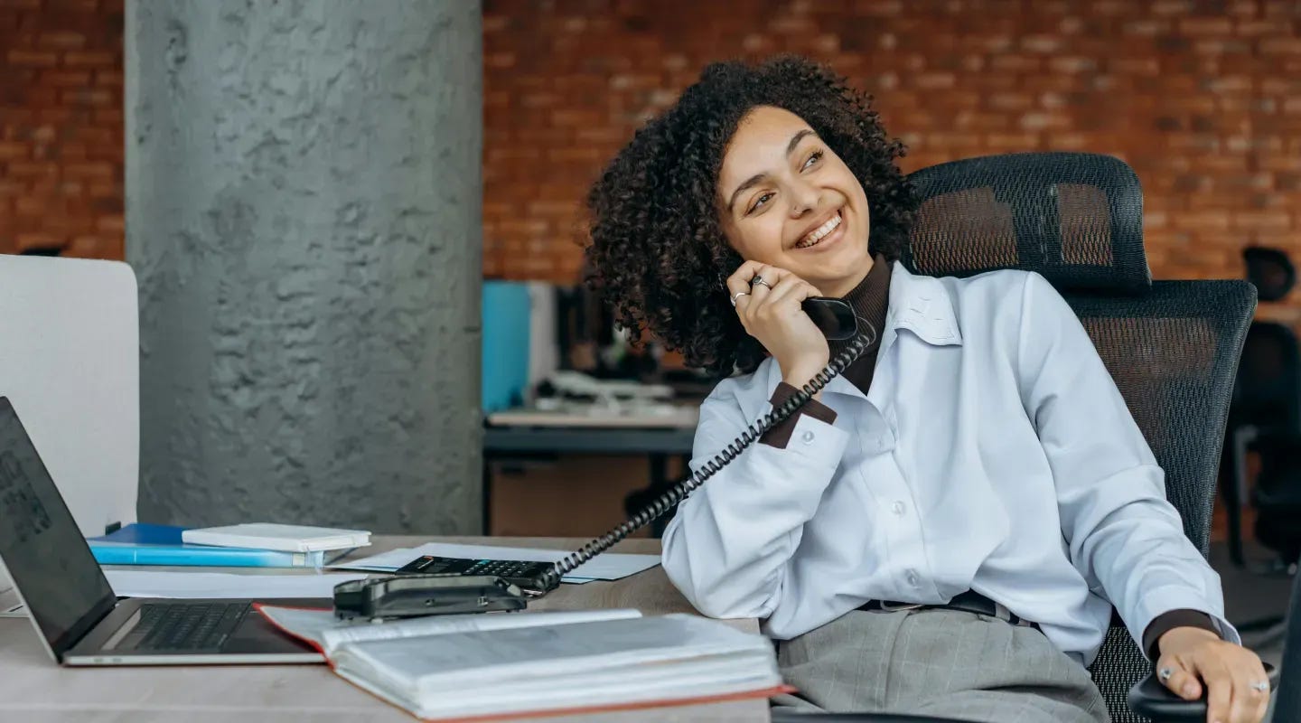 Mujer afrodescendiente en una llamada. Mujer afrodescendiente en una llamada.