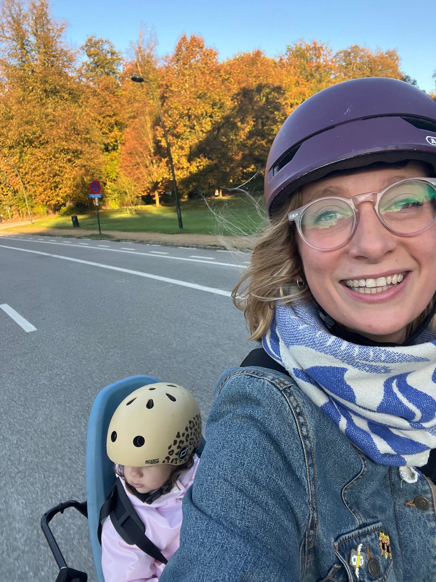 photo de Anaïs en vélo avec un enfant