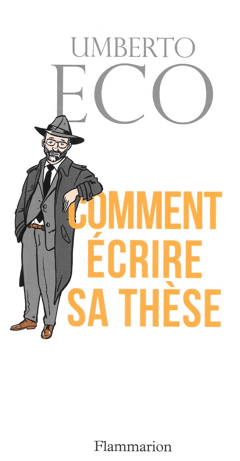 Livre Umberto Eco : Comment écrire sa thèse. un monsieur blanc avec une dégaine de détective avec un chapeau gris s'appuie sur le titre