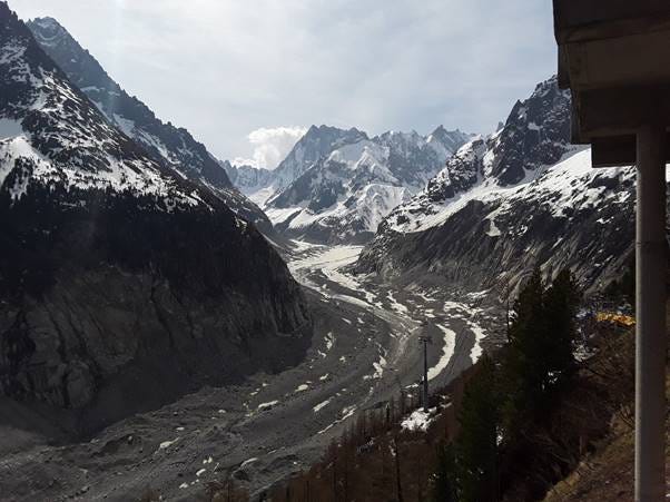 A mountain range with snow

AI-generated content may be incorrect.
