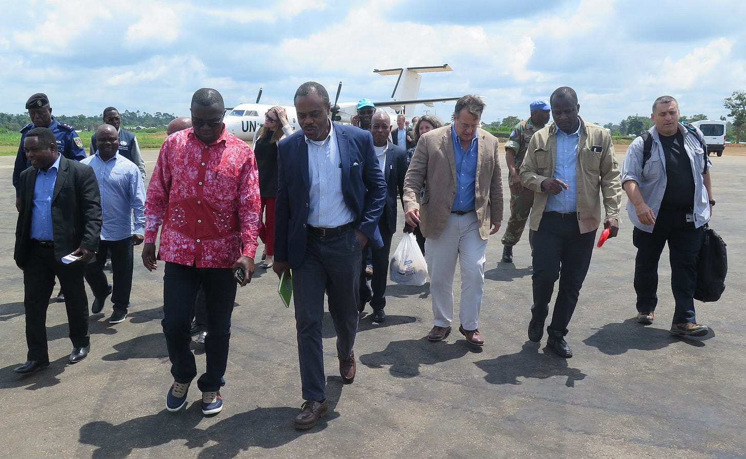Il ministro della salute della Repubblica Democratica del Congo Oly Ilunga Kalenga insieme agli amministratori locali accolgono una delegazione ONU a Beni, nella provincia del Nord Kivu, il 2 agosto 2018, dove è stata dichiarata una nuova epidemia di Ebola. 