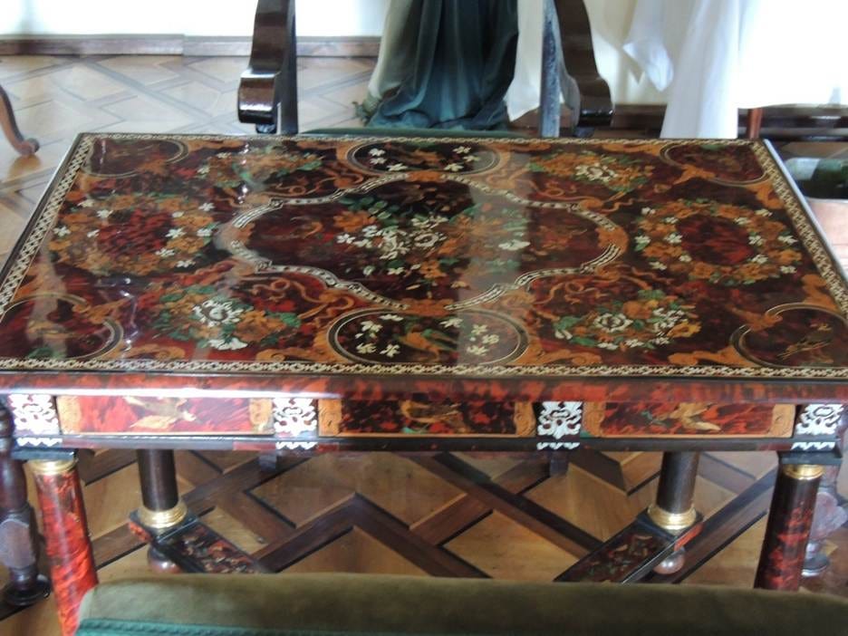 A table with a floral design

AI-generated content may be incorrect.
