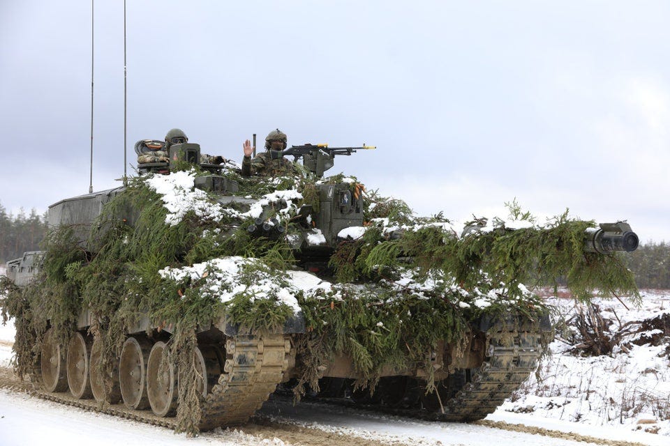 r/TankPorn - Challenger 2 with a bit of snow in Estonia