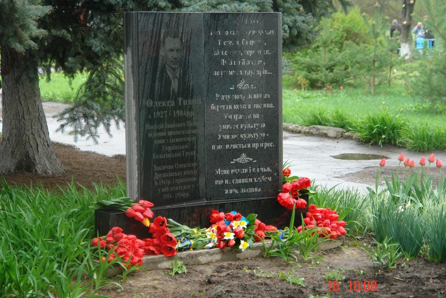 C:\Users\Елена Смирнова\Desktop\НОВОСТИ ДОНБАССА\Тихий Олекса памятник\4_стела-школярі-Шаповалов.JPG