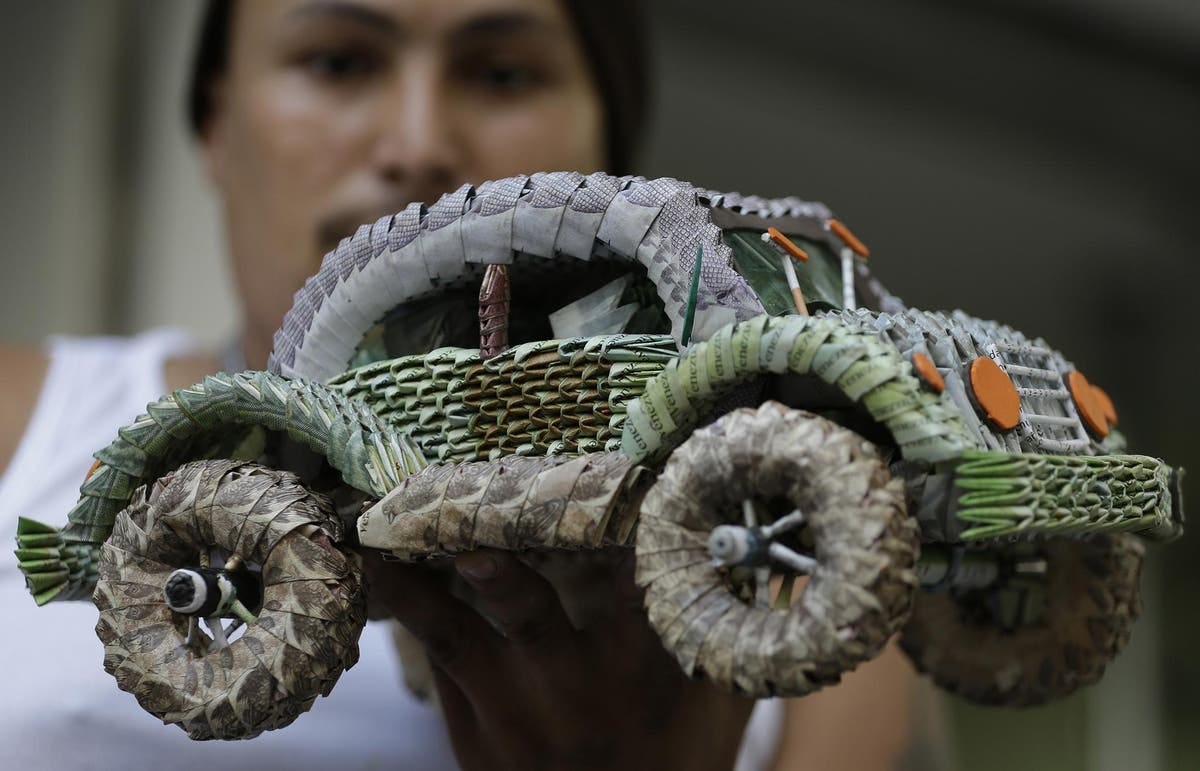 Made of money: Venezuelans transform banknotes into art in bid to give them  value | The Independent | The Independent