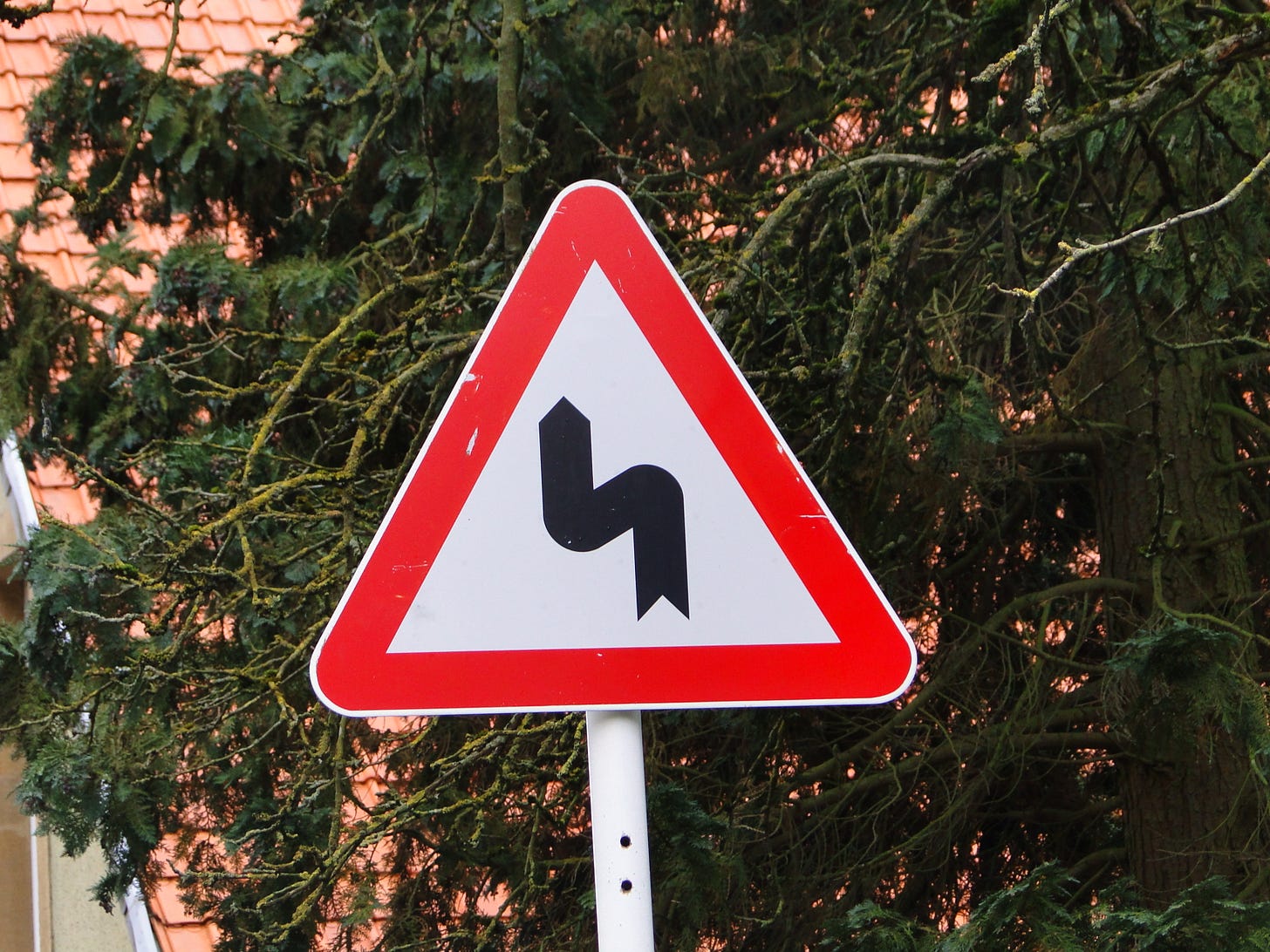 File:Luxembourg road sign A,1b (zigzag bend).jpg - Wikimedia Commons