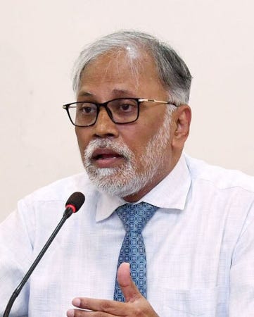 Portrait photographique du ministre de la Santé du Bangladesh, cravate bleue et lunettes sur le nez