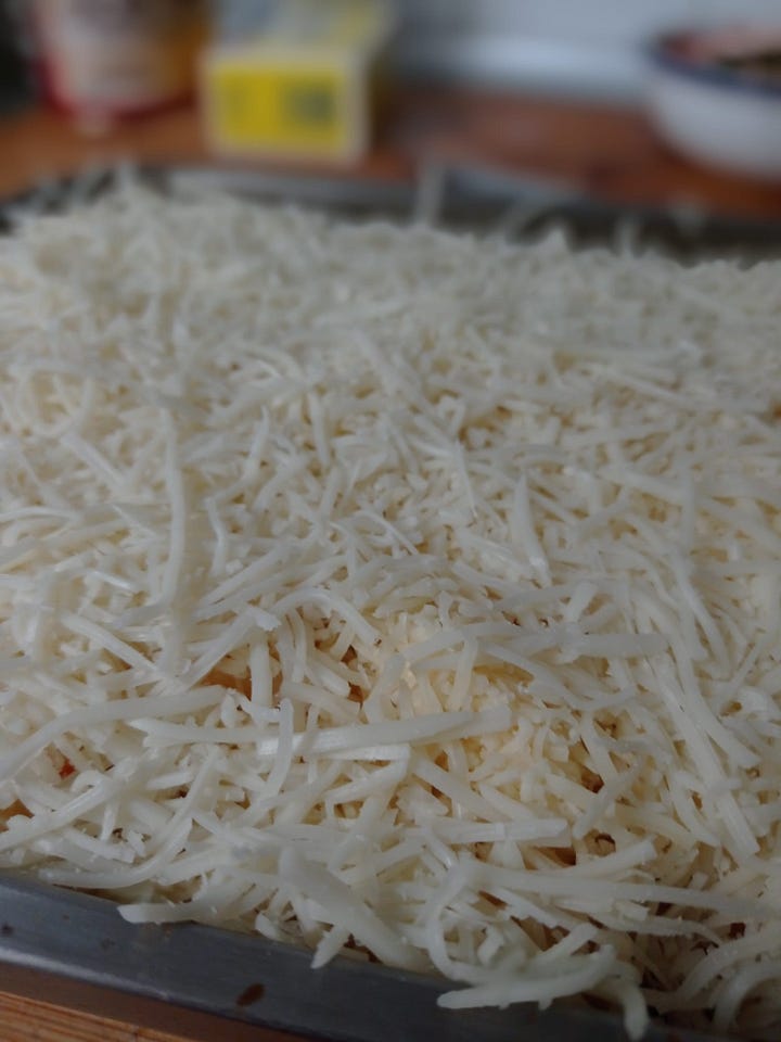 imatge d'una safata amb els macarrons abans de gratinar i la segona imatge ja gratinats