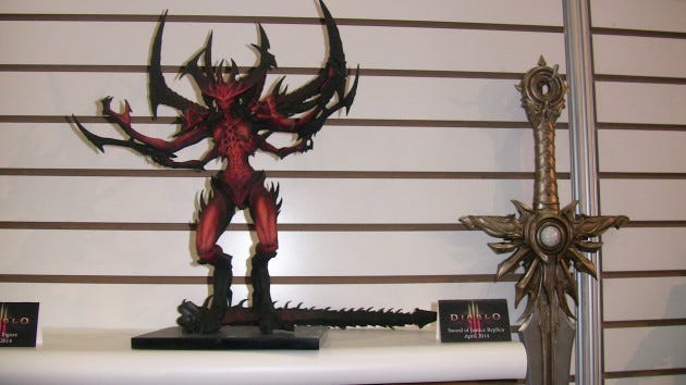 toy-fair-new-york-2014-neca-diablo-statue toy-fair-new-york-2014-neca-diablo-statue