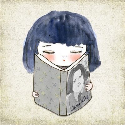 #descrevemospravocê  Ilustração em estilo delicado e infantil mostra uma menina lendo um livro. Ela tem a pele clara, bochechas rosadas, olhos fechados e expressão serena. Seus cabelos são escuros, lisos e curtos, cortados na altura do queixo, com franja reta. O livro ocupa boa parte da imagem e encobre parcialmente o rosto da menina. A capa é cinza com pequenos detalhes florais e traz um retrato em preto e branco de um homem com cabelos compridos e lisos, além da assinatura "Oscar Wilde" na parte inferior. O fundo da imagem é claro, com textura que lembra papel antigo e trechos de textos quase apagados nas bordas, sugerindo uma atmosfera literária e nostálgica.