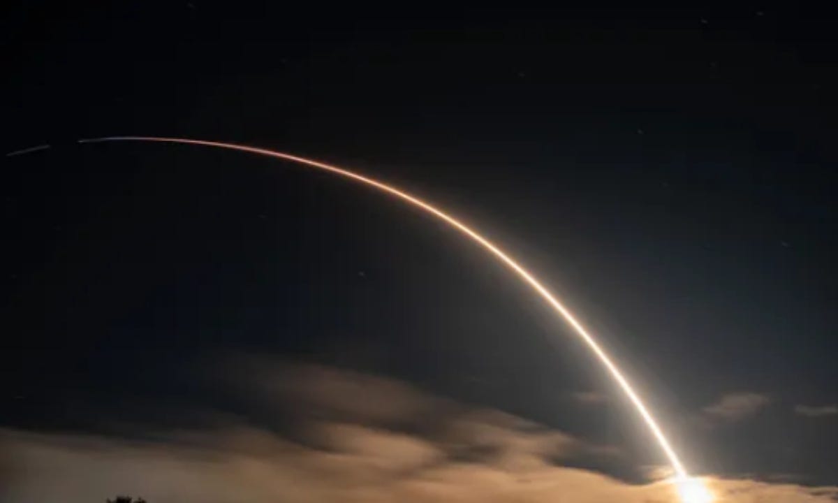 A SpaceX Falcon 9 rocket launches 20 Starlink internet satellites to orbit from California's Vandenberg Space Force Base on Nov. 24, 2024. Photo: SpaceX