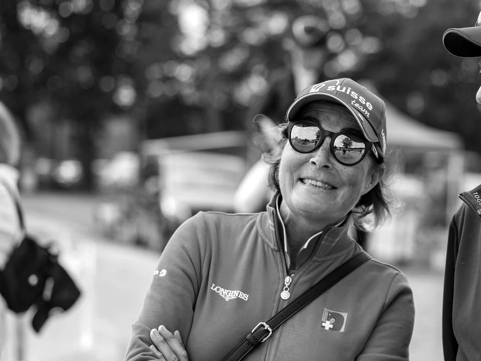 Lesley McNaught lacht in die Kamera.