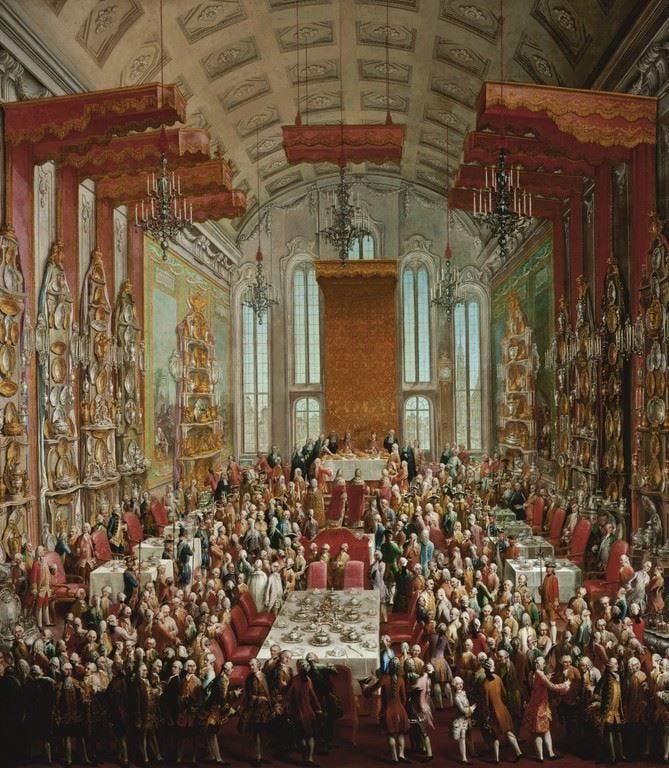 pintura a óleo reatratando um grande salão onde uma multidão se serve de mesas em um grande baquete colorido, as paredes repoletas de pratarias e o teto com vários lustres pintura a óleo reatratando um grande salão onde uma multidão se serve de mesas em um grande baquete colorido, as paredes repoletas de pratarias e o teto com vários lustres