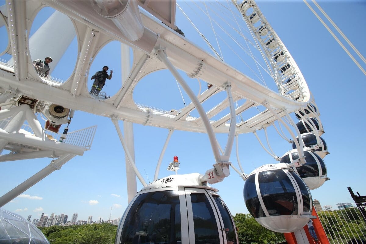 Funcionários trabalhando na atração Roda Rico antes da inauguração