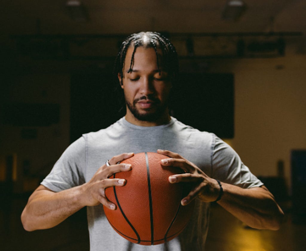 Jalen Brunson wearing an Oura Ring during a basketball game. Jalen Brunson wearing an Oura Ring during a basketball game.