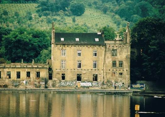 A building next to a body of water

AI-generated content may be incorrect.