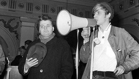 Vuonna 1970 nuori Tuomioja osallistui mielenosoitukseen Persian shaahin vierailun aikana Helsingissä vastustaen shaahin “autoritaarista hallintoa” sekä kannatti “islamilaista vallankumousta”. Shahin aikoihin naisilla oli ihmisoikeudet - toisin kuin nykyään. Vuonna 1970 nuori Tuomioja osallistui mielenosoitukseen Persian shaahin vierailun aikana Helsingissä vastustaen shaahin “autoritaarista hallintoa” sekä kannatti “islamilaista vallankumousta”. Shahin aikoihin naisilla oli ihmisoikeudet - toisin kuin nykyään.