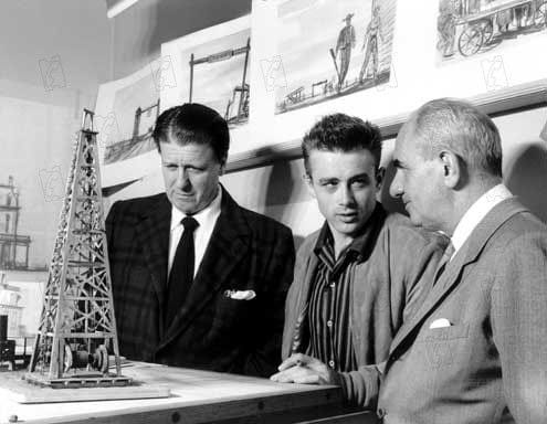 George Stevens (le réalisateur), James Dean, et Henry Ginsberg (le producteur) George Stevens (le réalisateur), James Dean, et Henry Ginsberg (le producteur)