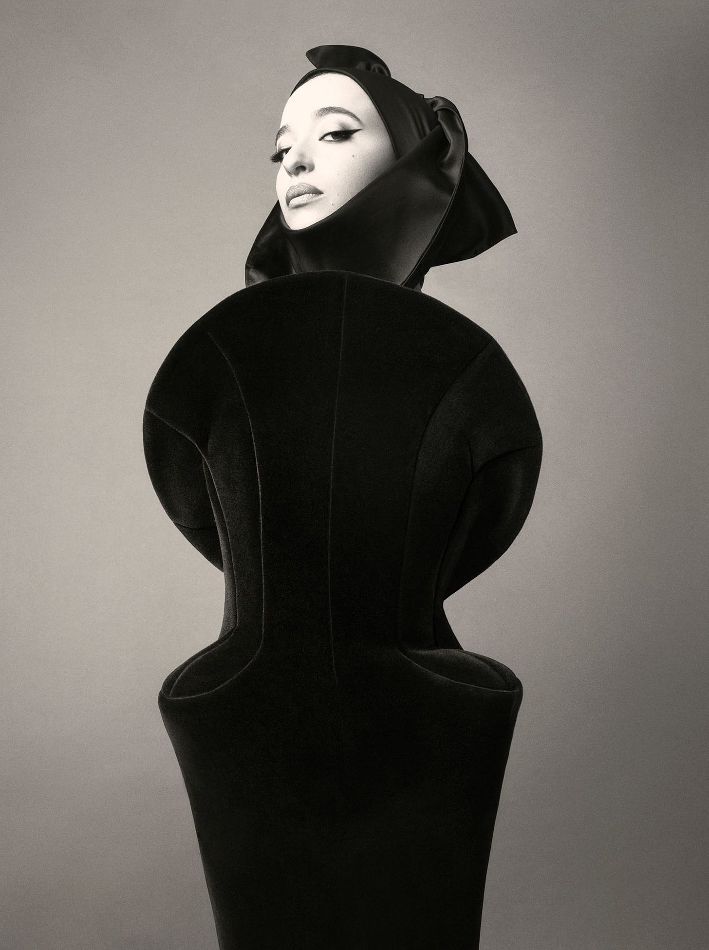 Abito DAVID KOMA e headscarf realizzata da GUIDO PALAU.