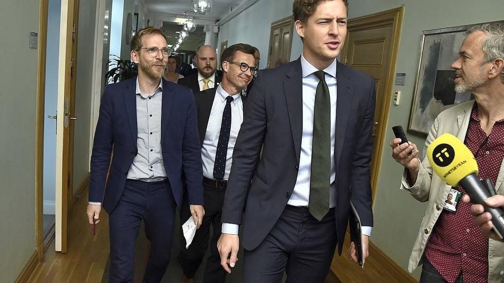 Jakob Forssmed, jag (där bak), Ulf Kristersson och Emil Källström på väg till ett välbevakat möte med finansutskottet. Jakob Forssmed, jag (där bak), Ulf Kristersson och Emil Källström på väg till ett välbevakat möte med finansutskottet.