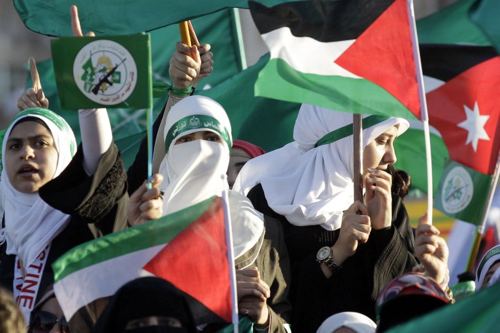 AI Thani -kuningasperhe on investoinut huomattavia summia sunni-islamistiseen ryhmään pyrkiessään vaikuttamaan länsimaalaisten maiden nykyiseen koulutusjärjestelmään. AI Thani -kuningasperhe on investoinut huomattavia summia sunni-islamistiseen ryhmään pyrkiessään vaikuttamaan länsimaalaisten maiden nykyiseen koulutusjärjestelmään.