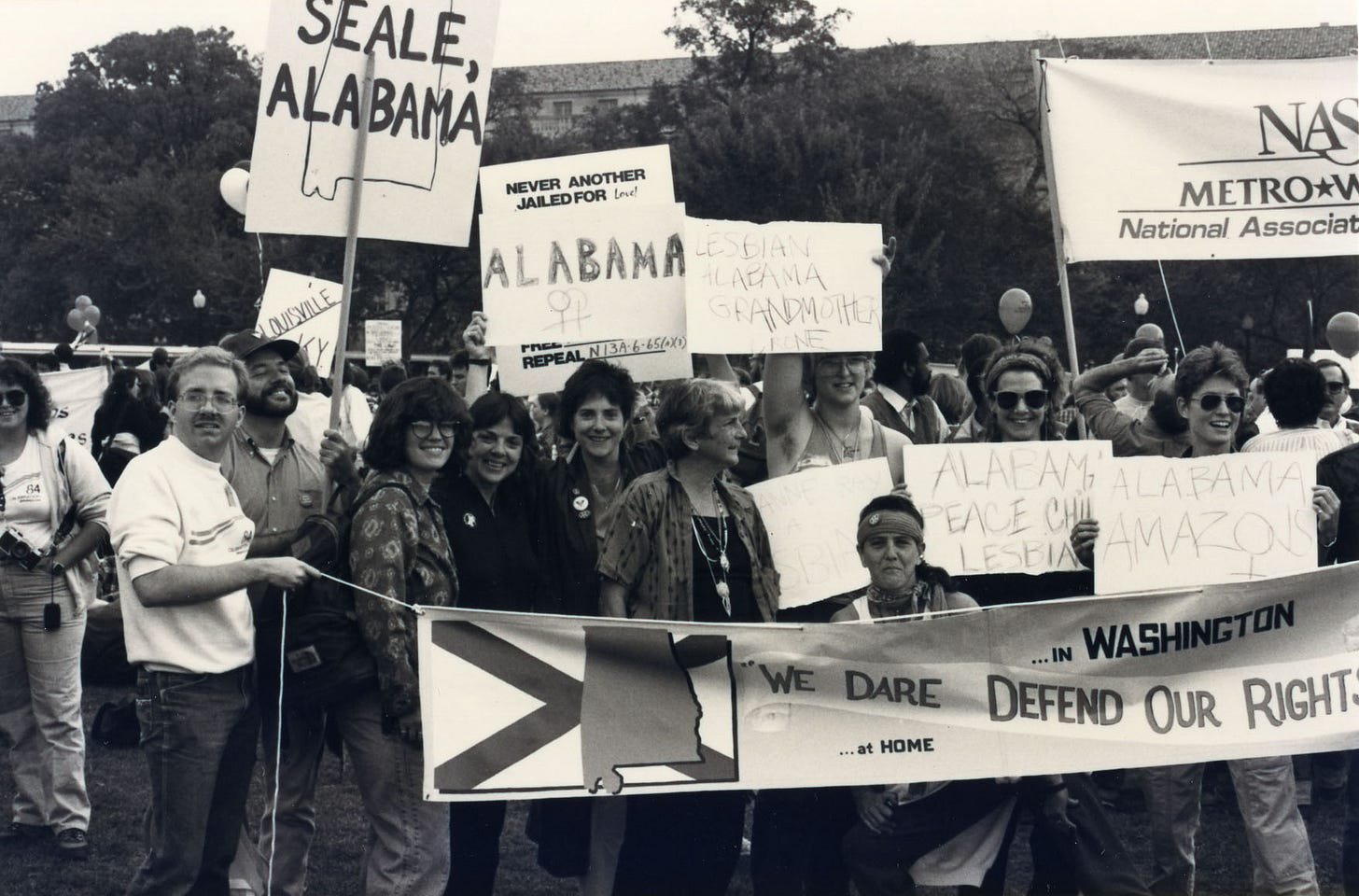 Donne dell’Alabama marciano durante della Gay & Lesbian March su Washington nel 1987. Donne dell’Alabama marciano durante della Gay & Lesbian March su Washington nel 1987.