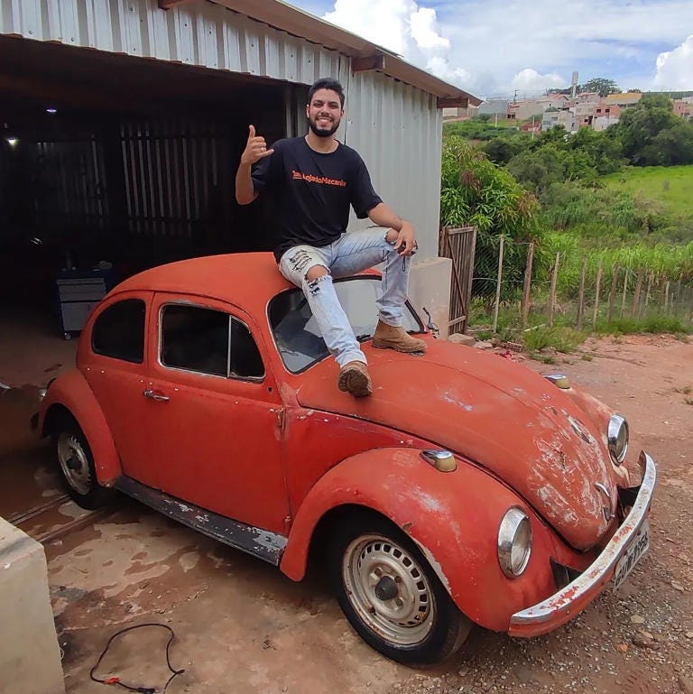CyberFusca: influencer transforma Fusca em réplica de Cybertruck