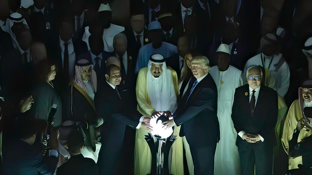 Trump, König Salman von Saudi-Arabien und Ägyptens Präsident Abdel Fattah al-Sisi berühren gemeinsam die leuchtende Glaskugel bei der Eröffnung des „Global Center for Combating Extremist Ideology” in Riad, 21. Mai 2017 — Trumps erste Auslandsreise als Präsident. Das Bild ging weltweit viral; manche sahen Sauron’s Auge, andere ein okkultes Ritual, andere die Inthronisierung einer neuen Welt-Allianz. Fünf Monate später begann Q zu posten — und seine ersten Drops nannten ausgerechnet diese Saudi-Arabien-Operation bei einem Codenamen, der das Bild rückwirkend kommentiert: „Alice & Wonderland”.