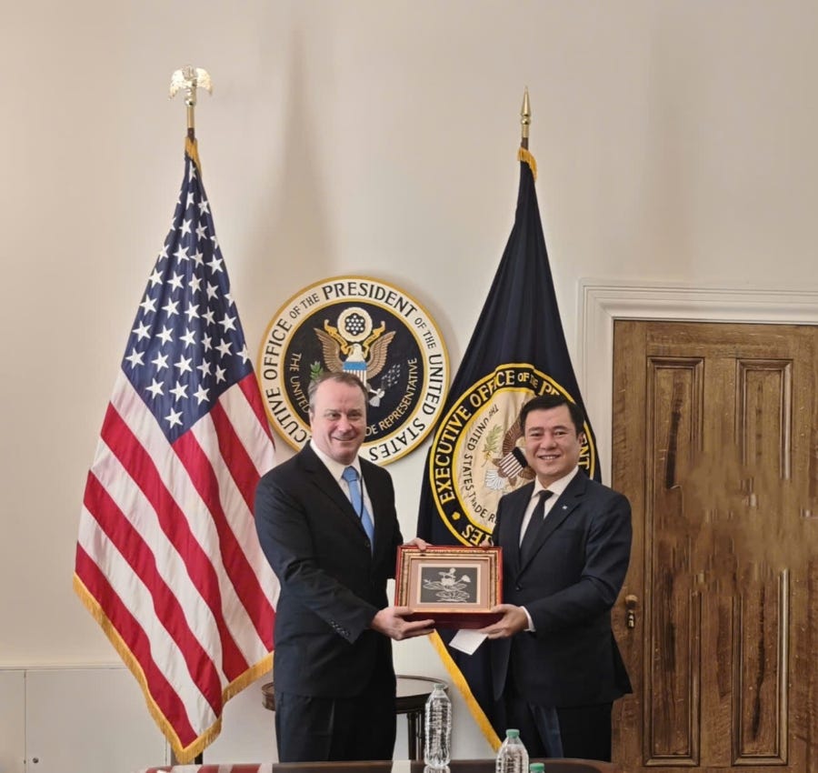 Thứ trưởng Bộ Công Thương, Phó Trưởng Đoàn đàm phán Chính phủ Nguyễn Sinh Nhật Tân và Phó Đại diện Thương mại Hoa Kỳ Rick Switzer. Thứ trưởng Bộ Công Thương, Phó Trưởng Đoàn đàm phán Chính phủ Nguyễn Sinh Nhật Tân và Phó Đại diện Thương mại Hoa Kỳ Rick Switzer.