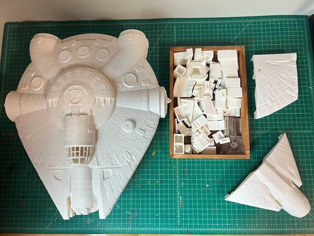 A model of a spaceship and a box of pieces

AI-generated content may be incorrect.