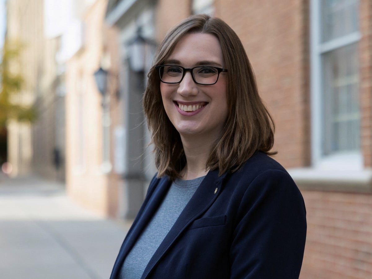 Ensimmäinen avoimesti “transgender-edustaja” Sarah McBride (biologinen mies) (demokraatti, Delaware) kutsui republikaaneja “pakkomielteisiksi transihmisiin” ja korosti, että “hoidot” ovat “lääketieteellisesti perusteltuja”.