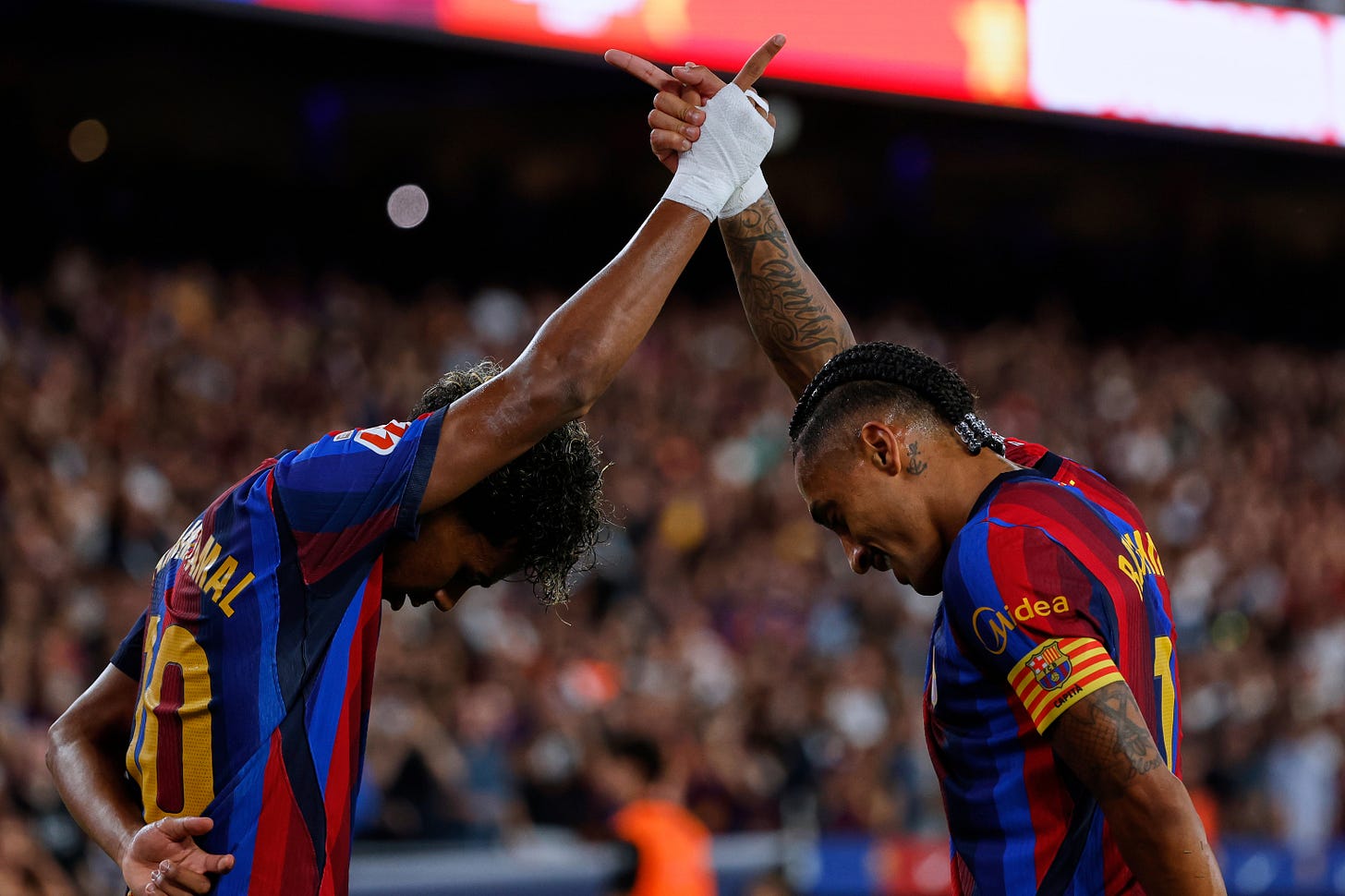 Lamine y Raphinha celebran un tanto. Lamine y Raphinha celebran un tanto.