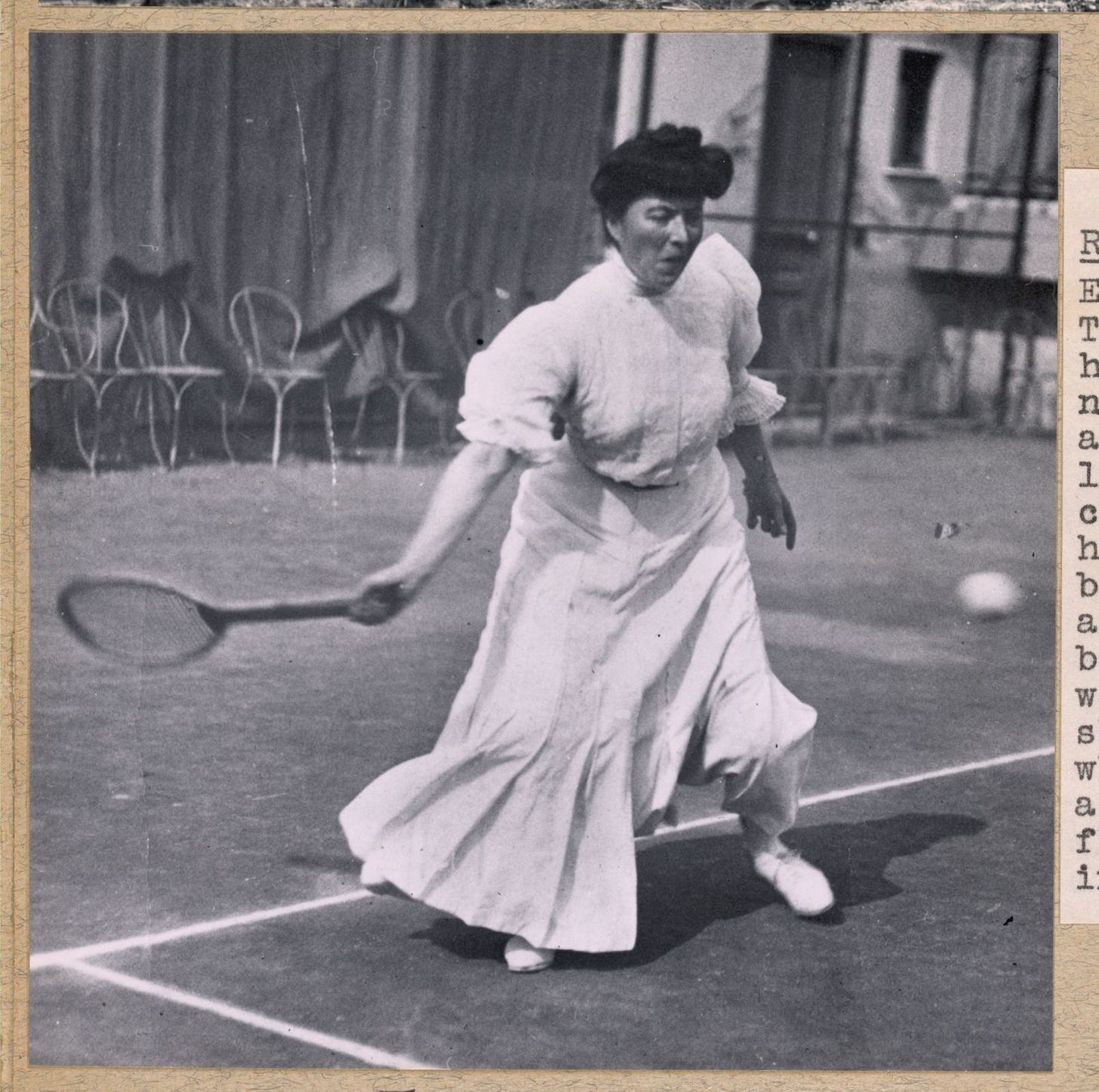 A person playing tennis

Description automatically generated